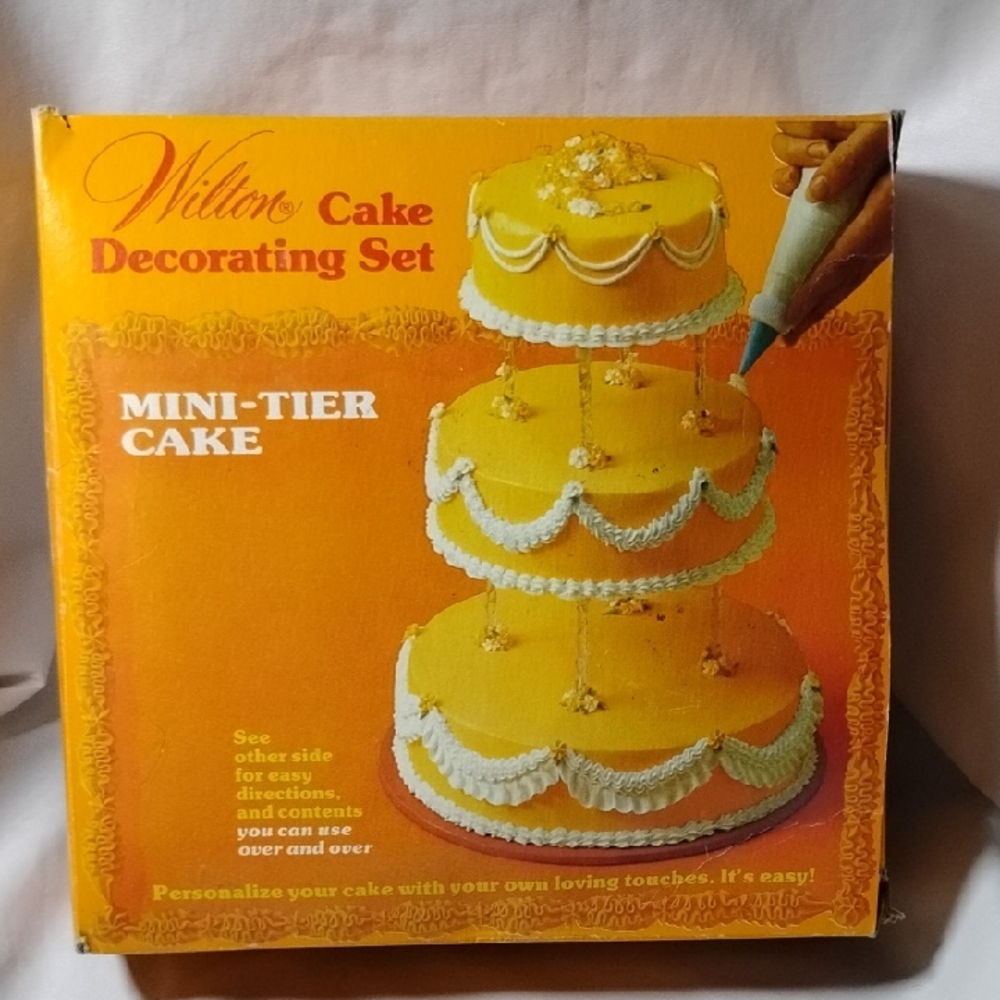 Vtg. 1974 Wilton Mini-Tier Cake Decorating Set